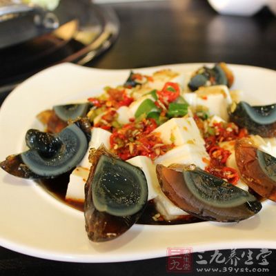 內脂豆腐可以用開水燙一下，切塊，皮蛋剝皮切塊，香菜洗淨切斷兒
