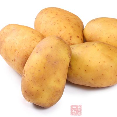 放入土豆,翻炒,三分鐘左右 放入土豆,翻炒,三分鐘左右