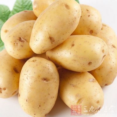油熱後,放入肉片翻炒,肉變色後,加入土豆 油熱後,放入肉片翻炒,肉變色後,加入土豆