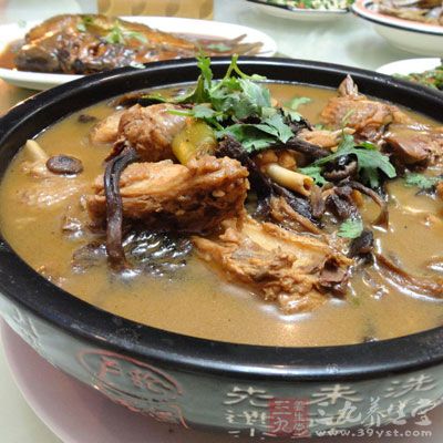 加蓋轉中火炖30分鐘左右，至雞肉酥爛，湯汁收濃，最後用鹽調味，裝盤即可