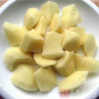 土豆洗干淨，去皮，切塊，備用