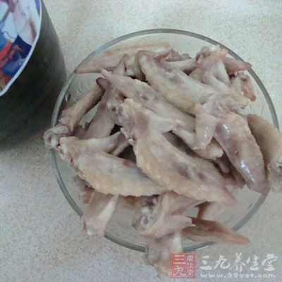 雞翅洗淨，用水焯至沒有血沫即可，瀝干水分備用