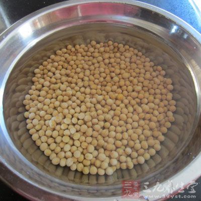將黃豆浸泡1小時，清水最好多一些