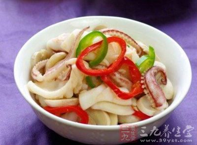 蘑菇炒鱿魚，鮮上加鮮，是一款老少皆宜的家常菜