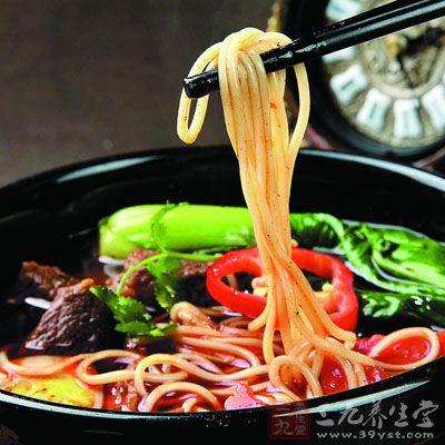 擺牛腱、牛筋淋上熱牛肉湯,放些老干媽與香菜即可開吃 擺牛腱、牛筋淋上熱牛肉湯,放些老干媽與香菜即可開吃