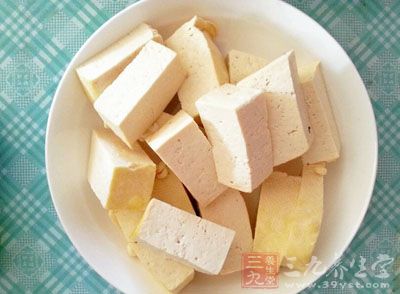 先把土豆和豆腐洗淨,然後切成小塊備用 先把土豆和豆腐洗淨,然後切成小塊備用