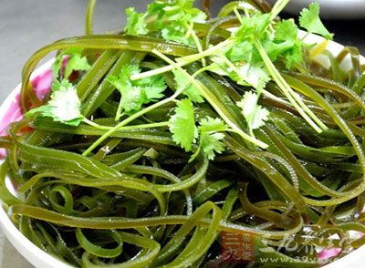 海帶洗淨切條，蔥切末