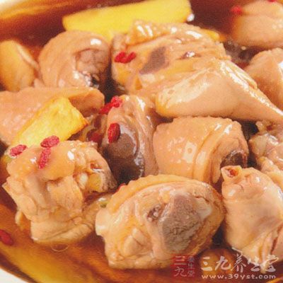 將切塊的全雞放入鍋中炒