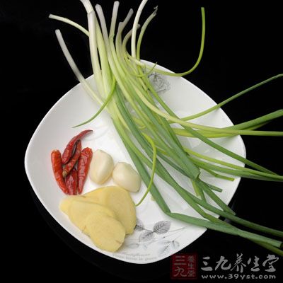 然後放入蔥姜等爆香 然後放入蔥姜等爆香