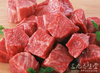 先把牛肉清洗干淨,然後切成片狀,再切成碎丁備用 先把牛肉清洗干淨,然後切成片狀,再切成碎丁備用