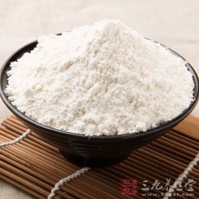 倒入面粉炒至面粉微黃 倒入面粉炒至面粉微黃