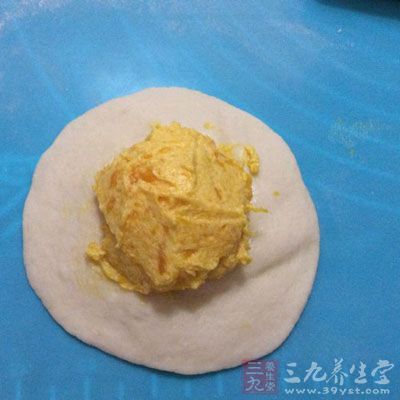 蛋黃包入紅豆沙中，搓圓