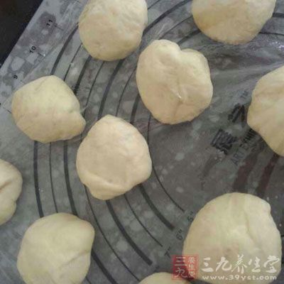 將面團平均分成每份20克，然後揉成小面團