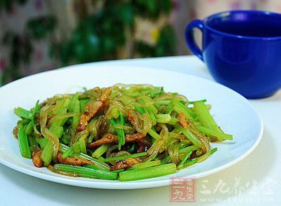 芹菜炒粉條是一道極具東北特色的東北菜