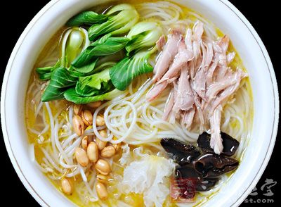 米粉、香菇、海帶絲、小白菜、水豆腐等清洗干淨,水豆腐切塊 米粉、香菇、海帶絲、小白菜、水豆腐等清洗干淨,水豆腐切塊