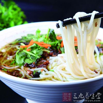 鍋裡放水燒開,倒入一包米線,加蓋浸泡三分鐘後 鍋裡放水燒開,倒入一包米線,加蓋浸泡三分鐘後