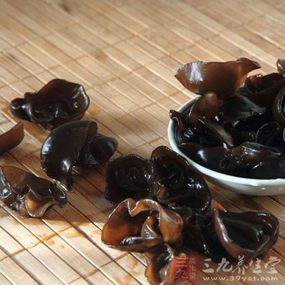 下入發好的黑木耳繼續翻炒一分鐘 下入發好的黑木耳繼續翻炒一分鐘
