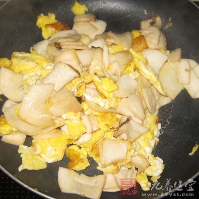 倒入杏鮑菇，翻炒後放入炒好的雞蛋