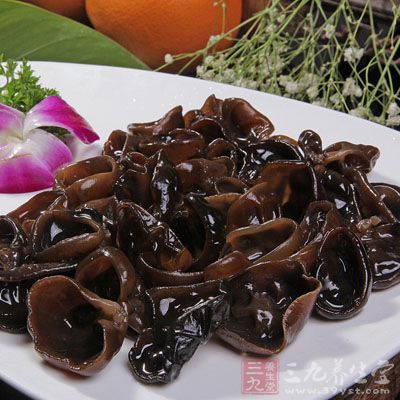 黑木耳泡發後撕成小片