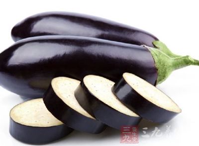 主料:茄子、豬瘦肉、紅椒、綠尖椒 主料:茄子、豬瘦肉、紅椒、綠尖椒