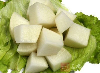 白蘿卜去皮洗淨切塊備用
