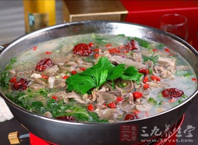 羊肉湯鍋味道鮮美，色澤黃亮，營養豐富