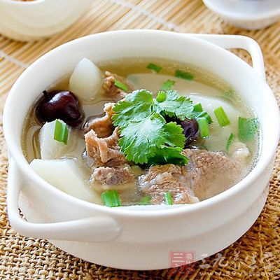 羊肉湯中鐵、磷等物質含量非常高，適於各類貧血者服用