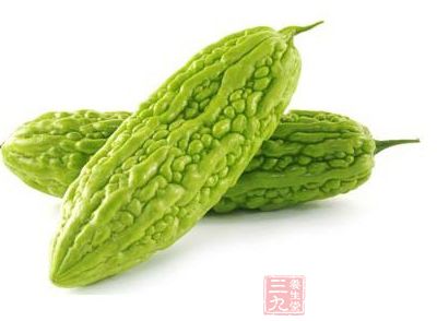 苦瓜洗淨,用刀從中間切開 苦瓜洗淨,用刀從中間切開