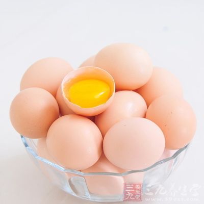 材料:雞蛋3個,苦瓜50克 材料:雞蛋3個,苦瓜50克