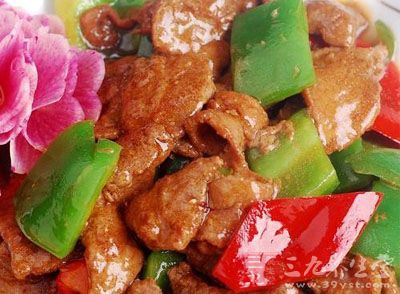 姜片，青椒，料酒，鹽，老抽，雞精，油