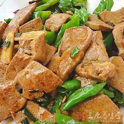 青椒7分熟時倒入豬肝，加雞精，翻炒片刻出鍋