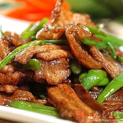 把肥肉放入鍋中煸出油 把肥肉放入鍋中煸出油