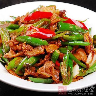 最後倒入肉片炒,加鹽、味精、胡椒粉快速炒勻出鍋 最後倒入肉片炒,加鹽、味精、胡椒粉快速炒勻出鍋