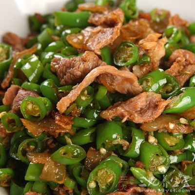 熱鍋、加少許油、把切好的肥肉煸炒出油 熱鍋、加少許油、把切好的肥肉煸炒出油