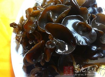 將木耳放入盆中泡軟，再撕成塊狀，用清水洗淨