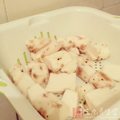 山藥洗淨去皮，切成段