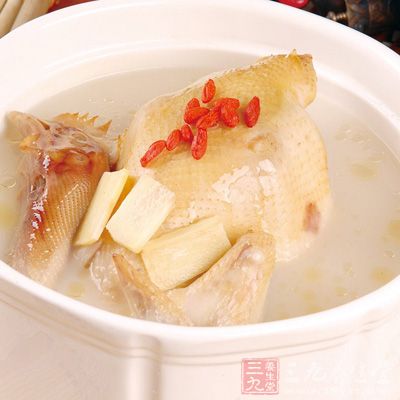 雞塊，瘦肉洗淨瀝干水