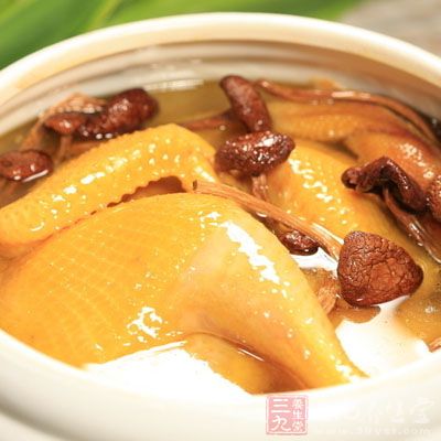 砂鍋加水，把雞放入一起燒開