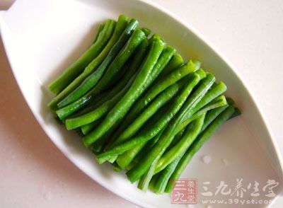 先把豇豆清洗干淨,然後切成小段 先把豇豆清洗干淨,然後切成小段
