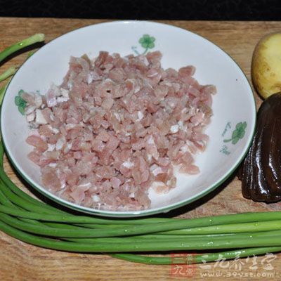 放入炒好的瘦肉丁 放入炒好的瘦肉丁