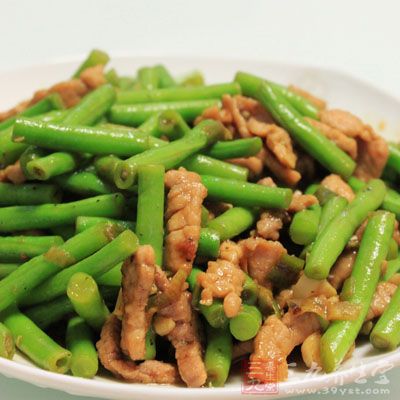 放少量鹽和生抽,繼續翻炒 放少量鹽和生抽,繼續翻炒