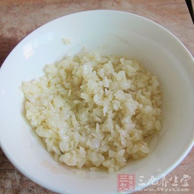 大蒜洗淨去皮切末,備用 大蒜洗淨去皮切末,備用
