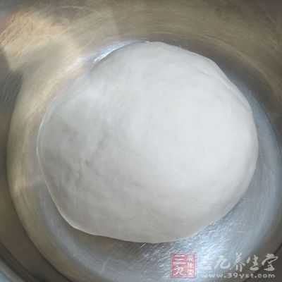 把面粉和成光滑的面團
