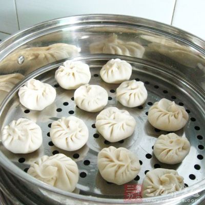 逐一包好餡之後放在蒸屜裡