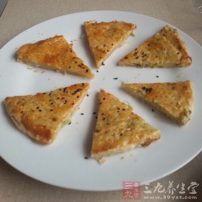 饧好的面團揉成圓柱形,切成小劑子,用手掌根部按扁 饧好的面團揉成圓柱形,切成小劑子,用手掌根部按扁