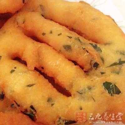 發好的面團,油加適量鹽放碗中備用 發好的面團,油加適量鹽放碗中備用