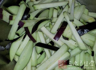 茄子洗淨切成長條狀 茄子洗淨切成長條狀