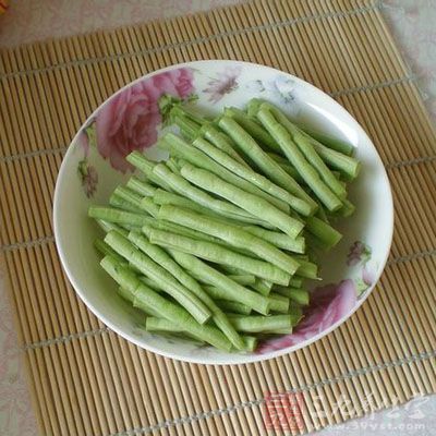 豆角洗淨擇成段備用 豆角洗淨擇成段備用