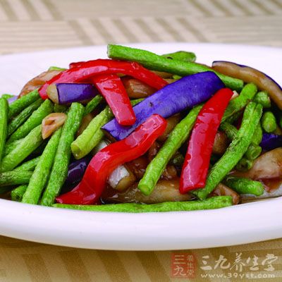 然後把過過油的豆角和茄子放進去 然後把過過油的豆角和茄子放進去