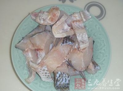 把魚切塊
